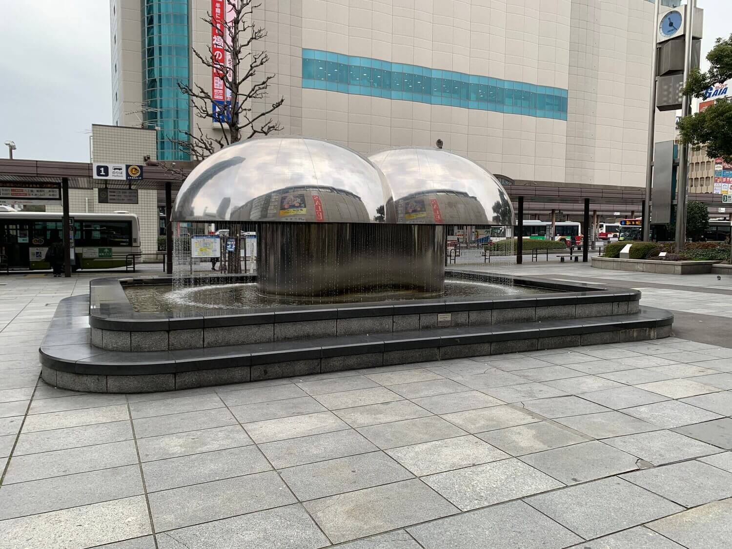 JR広島駅の南口の出口前にある噴水